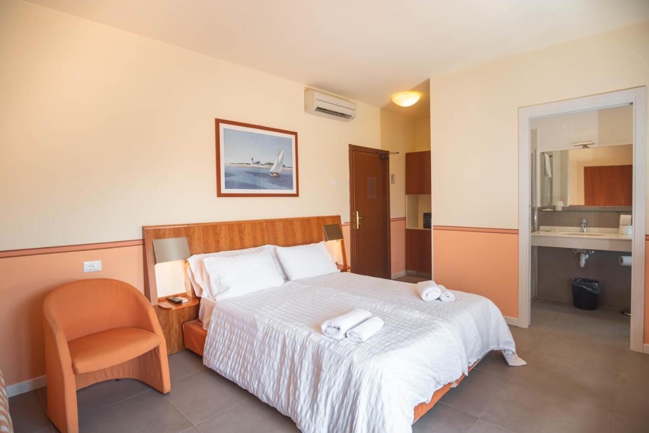 Hotel Romeo ตอร์รีเดลเบนาโก ภายนอก รูปภาพ